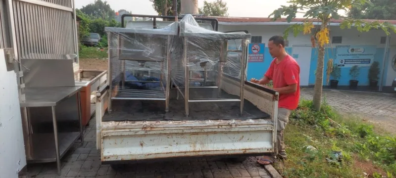 Loading peralatan ke armada pengiriman di lokasi customer