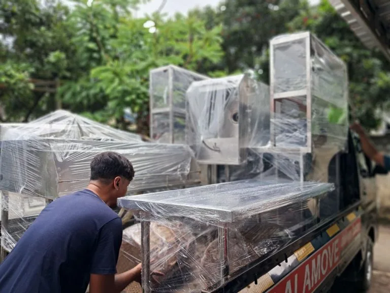 Packing dan pembungkusan barang sebelum dikirim