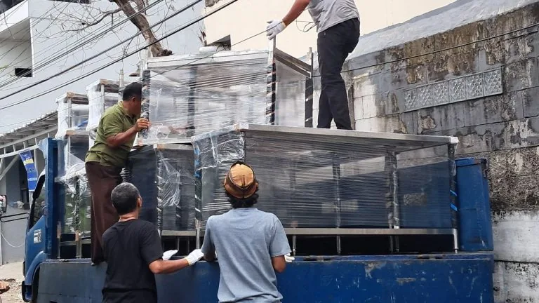 Loading peralatan dapur ke armada pengiriman